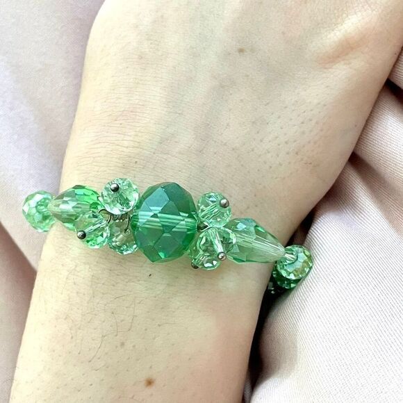 Green beaded  glass bracelet on stretchy cord - Picture 1 of 10